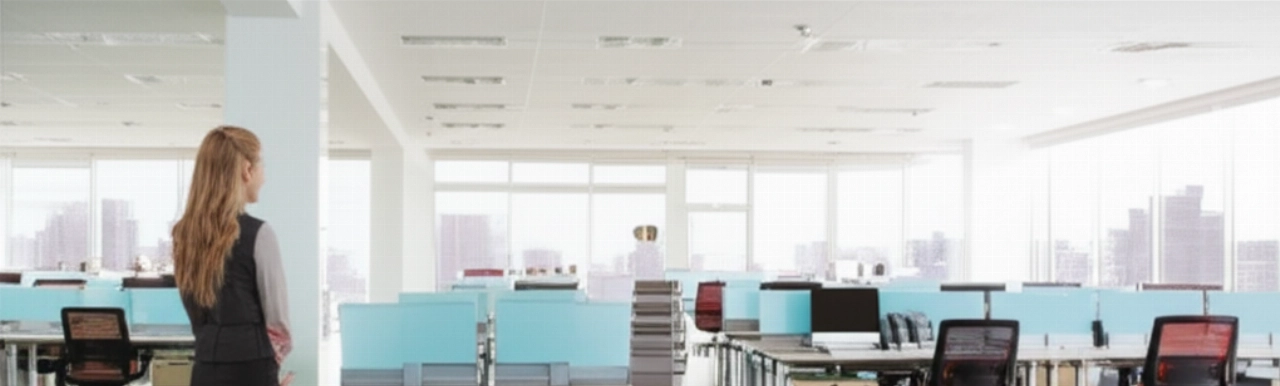 Una oficina moderna de espacio abierto, recién organizada, con escritorios y muebles perfectamente dispuestos, lista para la actividad después de una reubicación corporativa.